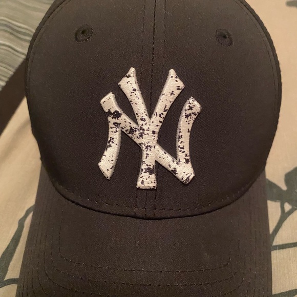 Selling a authentic  NY adjustable fitted hat - Picture 1 of 4